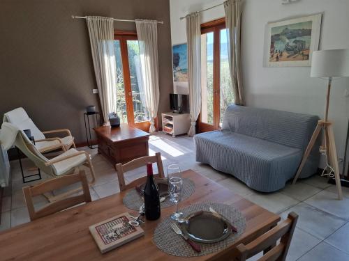 La Roche - au calme face aux vignes -