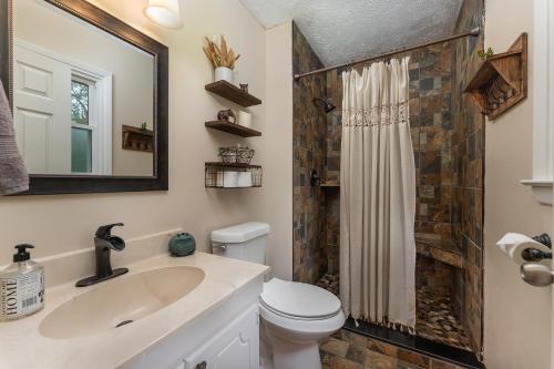Ένα μπάνιο στο Cozy and Bright 3br apartment 15 min to DT Avl