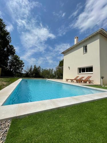 une piscine devant une maison dans l'établissement La Maison Myssa, à Apt