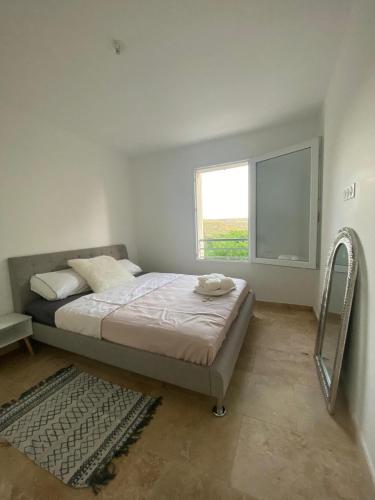 une chambre avec un lit et une fenêtre dans l'établissement La Maison Myssa, à Apt