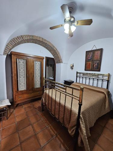 a bedroom with a bed and a ceiling fan at Casa Rural El Verdinal in Villanueva del Duque