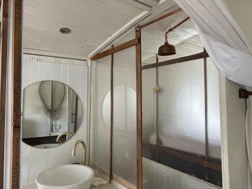 Koupelna v ubytování Bateau traditionnel de Loire face au château d'Angers