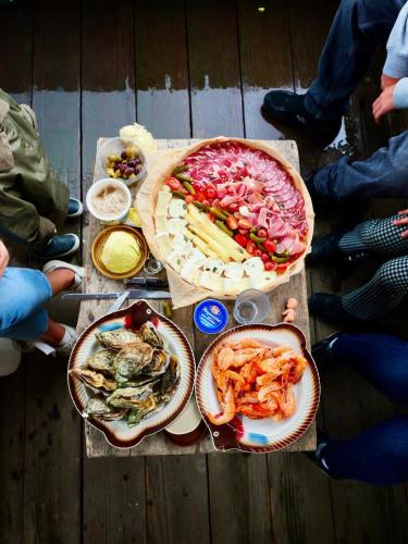une table recouverte de différents types de denrées alimentaires dans l'établissement Bateau traditionnel de Loire face au château d'Angers, à Angers