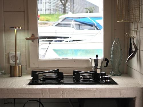 Kuchyň nebo kuchyňský kout v ubytování Bateau traditionnel de Loire face au château d'Angers