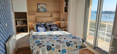 - une petite chambre avec un lit et une grande fenêtre dans l'établissement KerLorandeEvens, face mer, parking, à Pornichet