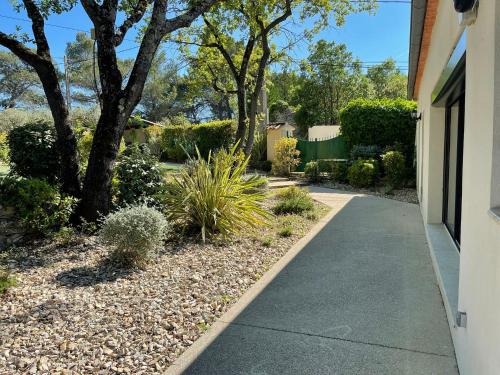 Taman di luar Maison Cireline en Provence, Rognes