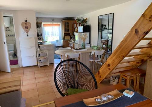 salon ze schodami i kuchnią w obiekcie Tumidaj Cottage w mieście Bogacko