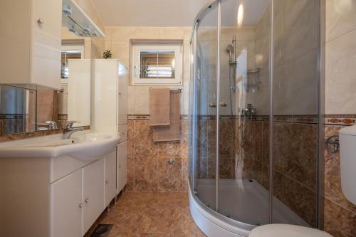 Et badeværelse på Apartments Kapetan Jure