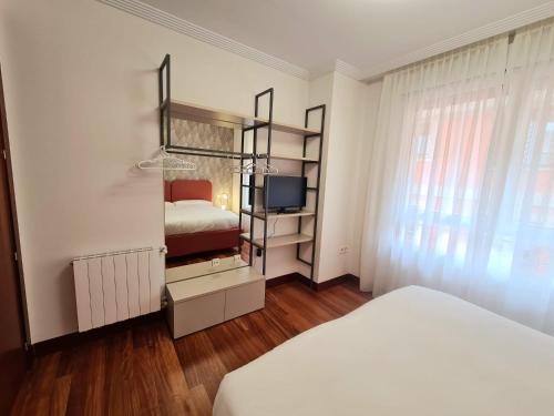 a bedroom with a bed and a television in it at Apartamento Seymi in Durango