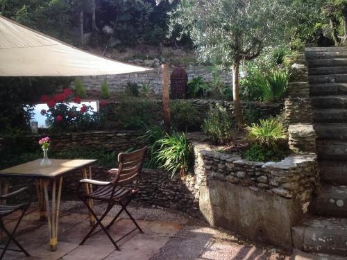 d'une terrasse avec une table et des chaises dans le jardin. dans l'établissement Maison de pêcheurs, à La Couarde-sur-Mer