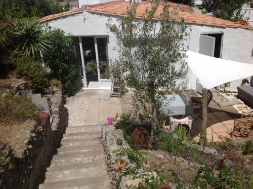 une maison avec un escalier menant à une cour dans l'établissement Maison de pêcheurs, à La Couarde-sur-Mer