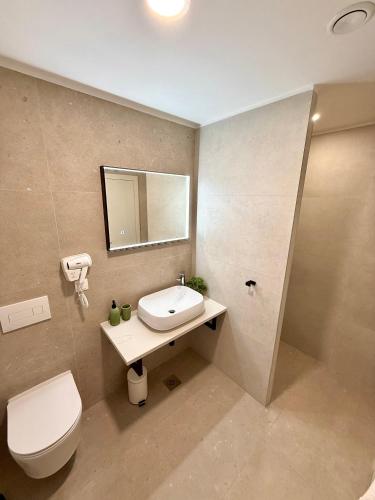 Ένα μπάνιο στο Cloud9 Airport Rooms