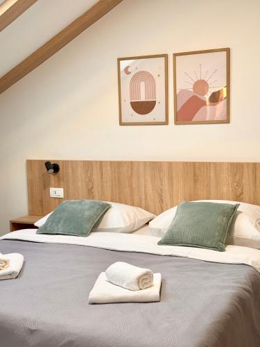 Ένα ή περισσότερα κρεβάτια σε δωμάτιο στο Cloud9 Airport Rooms