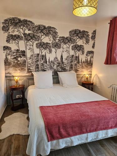 une chambre avec un grand lit avec une couverture rouge dans l'établissement Gîte les 13 lavoirs d'antan, à Saint-Pierre-Église