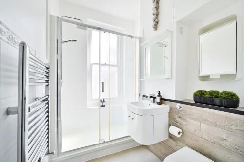 a bathroom with a toilet and a glass shower at Huge 2 Bedrooms 3 Beds! Covent GDN 3 min to subway in London