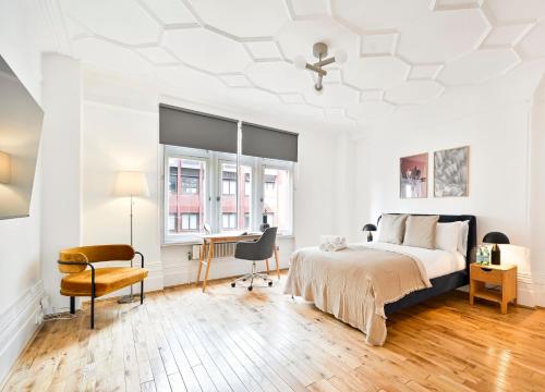 a white bedroom with a bed and a desk at Huge 2 Bedrooms 3 Beds! Covent GDN 3 min to subway in London