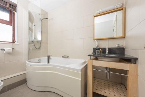 Bilik mandi di Hustyn Lodges