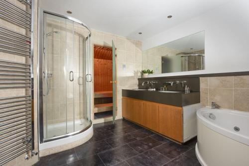 Bilik mandi di Hustyn Lodges