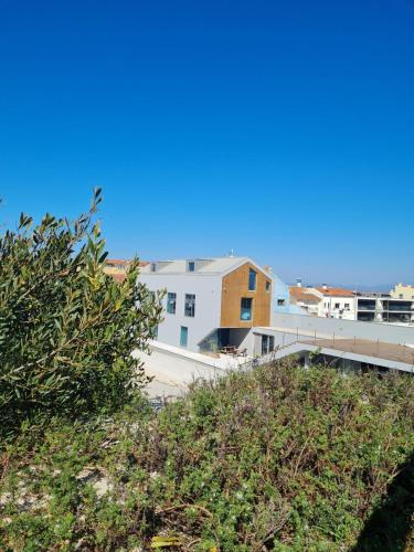 a view of a building from the beach at VerMar in Torreira