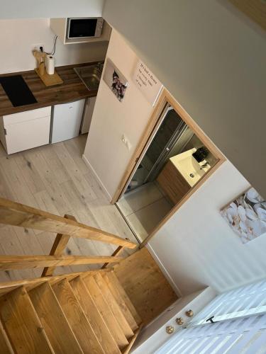 - une vue de tête sur une cuisine et des escaliers dans une petite maison dans l'établissement la coquille, à Saint-Martin-dʼHères