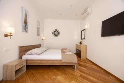 En eller flere senge i et værelse på Apartments Kapetan Jure