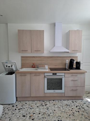 Kuchyň nebo kuchyňský kout v ubytování Appartement T2 avec Jardin Privatif