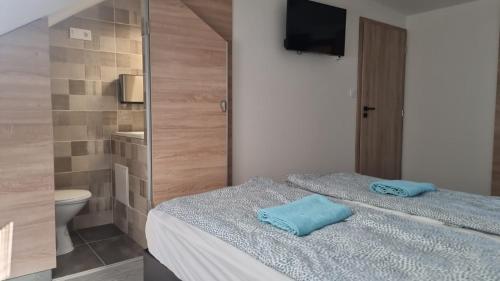 Ένα ή περισσότερα κρεβάτια σε δωμάτιο στο EL PASO chata B1 - B5 v areáli kúpaliska