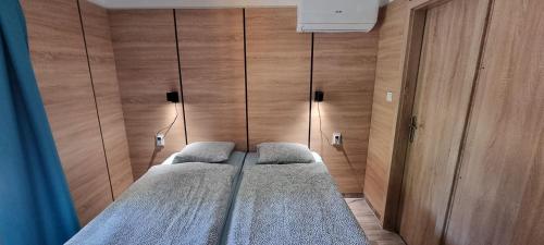 Ένα ή περισσότερα κρεβάτια σε δωμάτιο στο EL PASO chata B1 - B5 v areáli kúpaliska
