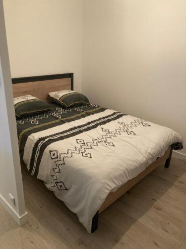 une chambre avec un lit avec une couette dessus dans l'établissement Appartement Vannes en résidence, à Vannes