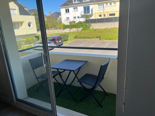2 chaises assises sur un balcon avec une table dans l'établissement Appartement Vannes en résidence, à Vannes
