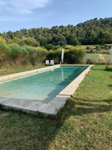 - une piscine dans une cour à côté d'un champ dans l'établissement Gite Sud Luberon, à Grambois