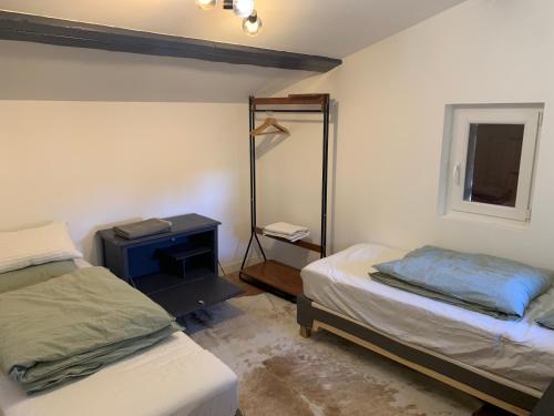 une chambre avec deux lits et un miroir dans l'établissement Gite Sud Luberon, à Grambois