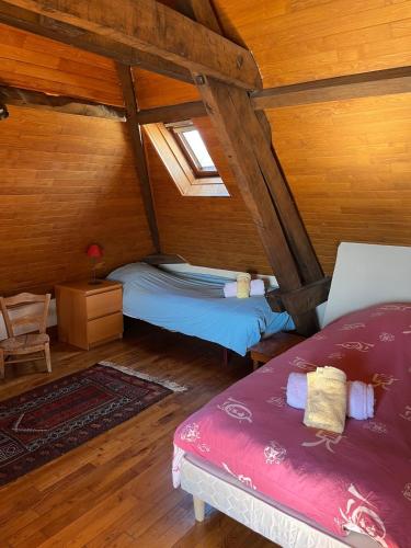 Cette chambre mansardée comprend 2 lits. dans l'établissement Périgourdine avec piscine, nature & bastides, à Faux