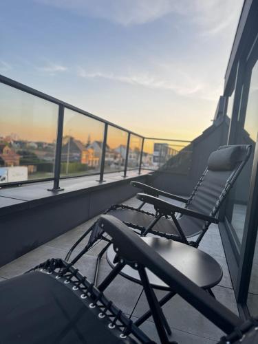 Un balcón o terraza en Cozy modern duplex with balcony and free parking