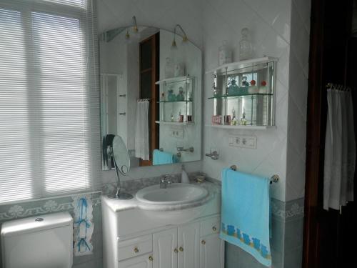 a bathroom with a sink and a mirror at Villa Andrade in Mor