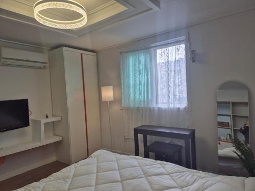 Small and Pretty House Near Busan Station, Pet-friendly, Suitable for 2 Peopleにあるベッド