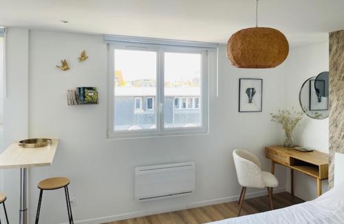une chambre avec un lit, une fenêtre et un bureau dans l'établissement Joli Studio - Place Morny, à Deauville