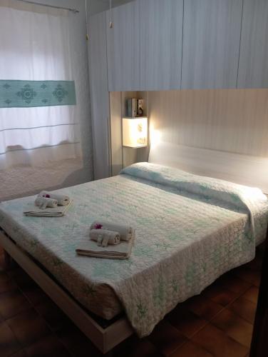 a bedroom with a bed with two towels on it at B&B Rena Majore con piscina privata! in Rena Majore