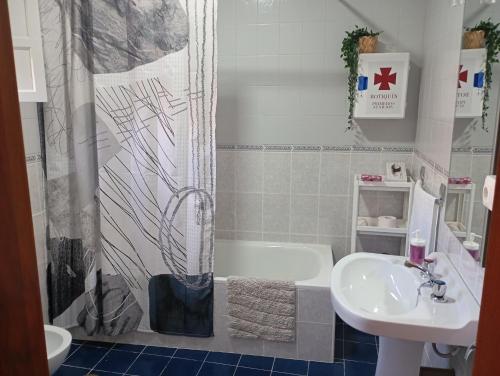 a bathroom with a bath tub and a sink at Casa Rural La Barranca in Cuevas del Becerro