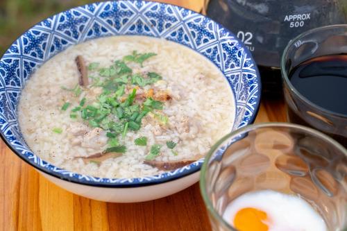 una ciotola di riso e un uovo su un tavolo di Narucha Farmstay a Ban Chuk Yai Yuan