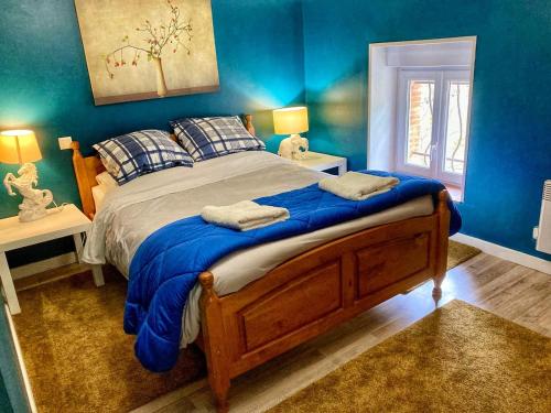 3 Star 3 bed Air Conditioned QUERTINEUX 100m to Historic 4 Cathar Châteaux Lastours access to a very Pretty Riverside Garden!!