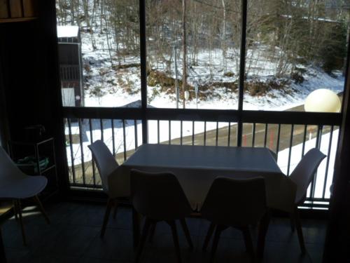 une table et des chaises devant une fenêtre dans l'établissement Studio cosy avec terrasse privée, à Montferrier