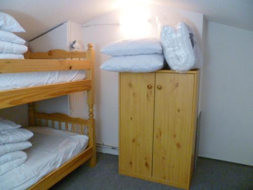 Cette chambre comprend 2 lits superposés et des serviettes blanches. dans l'établissement Studio cosy avec terrasse privée, à Montferrier