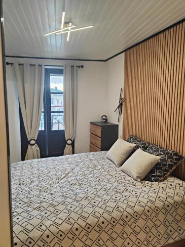 une chambre avec un grand lit dans une pièce dans l'établissement appartement T2 cosy Vias, à Vias