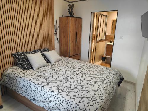 Ένα ή περισσότερα κρεβάτια σε δωμάτιο στο appartement T2 cosy Vias