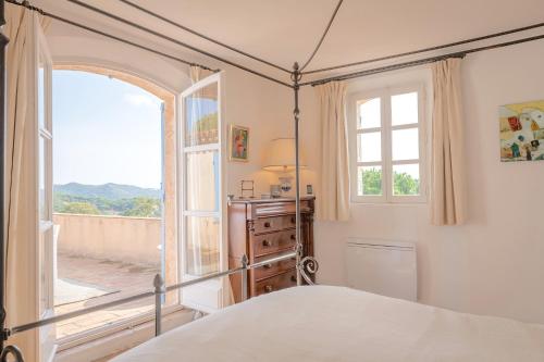 une chambre avec un lit et une grande fenêtre dans l'établissement JAMES FCD06 - charming Croix-Valmer villa with pool and stunning panoramic sea view, à La Croix-Valmer