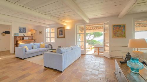 un salon avec deux canapés et une cheminée dans l'établissement JAMES FCD06 - charming Croix-Valmer villa with pool and stunning panoramic sea view, à La Croix-Valmer