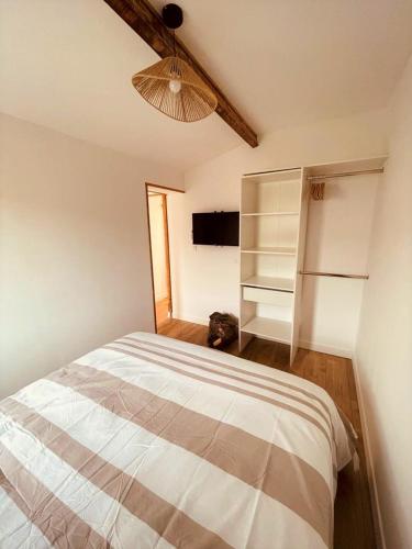 une chambre avec un lit et une étagère dans l'établissement Emeric & Julie Lou Pescalune classé 3 étoiles, à Lunel