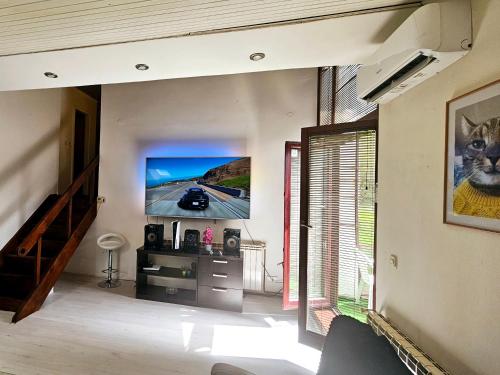 Μια τηλεόραση ή/και κέντρο ψυχαγωγίας στο Idolina Apartment