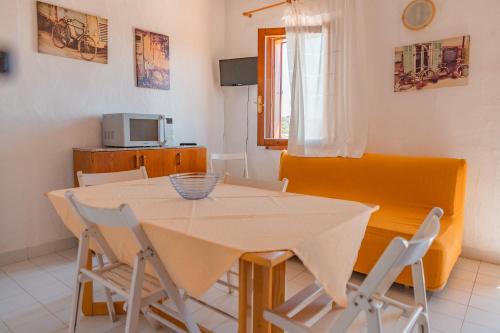a dining room with a table and chairs at Appartamento direttamente sul molo vista mare spiaggia 150 m in Porto Ottiolu